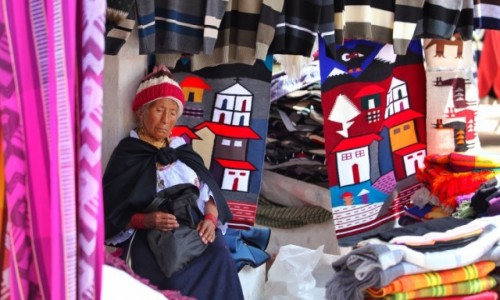 Zdjcie EKWADOR / Otavalo  / Otavalo market / Znuenie prac