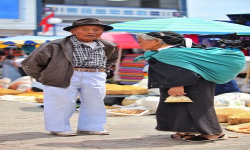 Zdjecie EKWADOR / Otavalo  / Otavalo market / On i ona