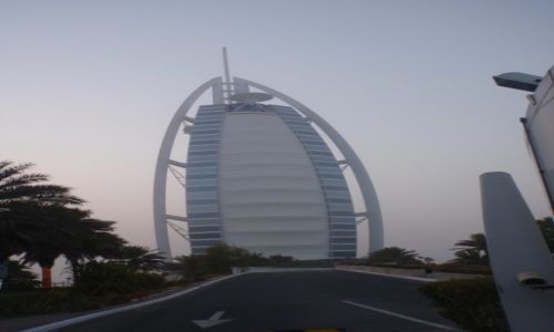 Zdjecie ZJEDNOCZONE EMIRATY ARABSKIE / DUBAJ / Budynek hotelu stoi na sztucznej wyspie pooonej 280 m od play w Zatoce Perskiej.  / Burd al-Arab synny hotel agiel 