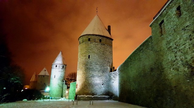 Zdj cia: Tallinn, Harjumaa, Tallinn noc - mury starego miasta, ESTONIA