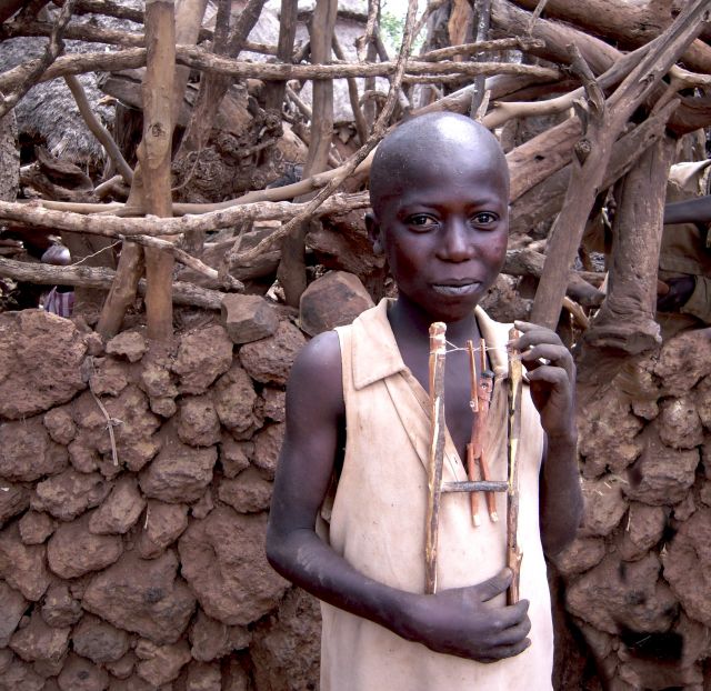 Zdjęcia: Wioska ludu Konso, pd. Etiopia, Karat-Konso, Chłopiec z zabawką, ETIOPIA Zdjęcia: Wioska ludu Konso, pd. Etiopia, Karat-Konso, Chłopiec z zabawką, ETIOPIA