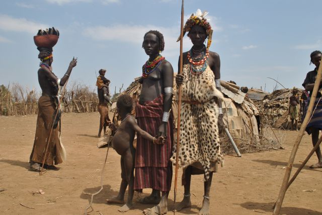 Zdjęcia: Dolina rzeki Omo, Płd Etiopia, Trzy pokolenia, ETIOPIA Zdjęcia: Dolina rzeki Omo, Płd Etiopia, Trzy pokolenia, ETIOPIA