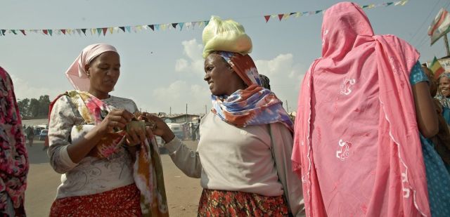 Zdjęcia: na targu, liczenie pieniedzy, ETIOPIA Zdjęcia: na targu, liczenie pieniedzy, ETIOPIA