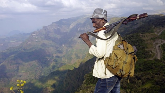 Zdj cia: Góry Simien, Etiopia PN, 11,Uzbrojony ochraniarz będzie nam towarzyszyl przez cały pobyt w górach Simien, ETIOPIA Zdj cia: Góry Simien, Etiopia PN, 11,Uzbrojony ochraniarz będzie nam towarzyszyl przez cały pobyt w górach Simien, ETIOPIA