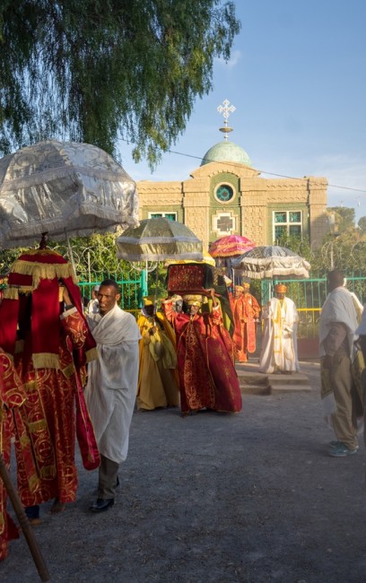 Zdj cia: Aksum, Etiopia PN, 31,Procesja z Tabot, w tle Kaplica Tablic według tradycji w niej przechowywana jest Arka Przymierza, ETIOPIA Zdj cia: Aksum, Etiopia PN, 31,Procesja z Tabot, w tle Kaplica Tablic według tradycji w niej przechowywana jest Arka Przymierza, ETIOPIA