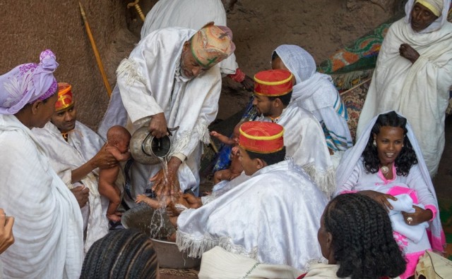 Zdj cia: Aksum, Etiopia PN, 32,Religia warunkuje każdy moment życia w Etiopii.Chrzest, ETIOPIA Zdj cia: Aksum, Etiopia PN, 32,Religia warunkuje każdy moment życia w Etiopii.Chrzest, ETIOPIA