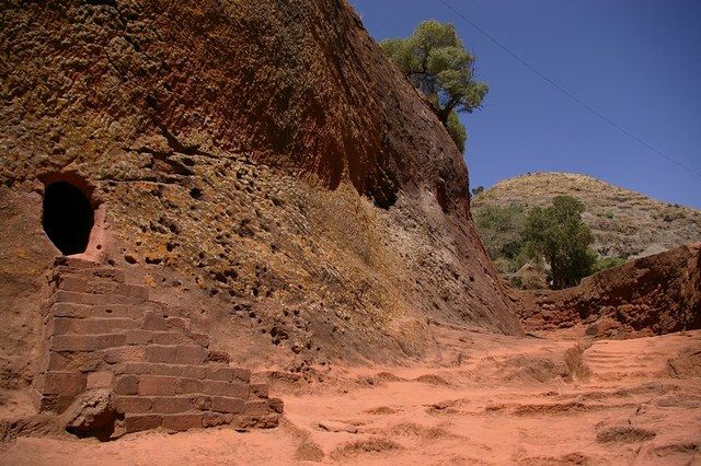 Zdjęcia: Lalibela, Północna - środkowa Etiopia, Wejście do kościoła Biete Emanuel, ETIOPIA Zdjęcia: Lalibela, Północna - środkowa Etiopia, Wejście do kościoła Biete Emanuel, ETIOPIA