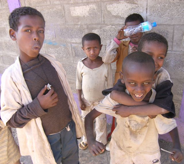 Zdjęcia: Okolice Adis, Butelka to wielki skarb, ETIOPIA Zdjęcia: Okolice Adis, Butelka to wielki skarb, ETIOPIA