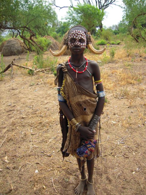 Zdjęcia: Wioska Mursi, Mago National Park, pd. Etiopia, Dziewczynka z plemienia Mursi, ETIOPIA Zdjęcia: Wioska Mursi, Mago National Park, pd. Etiopia, Dziewczynka z plemienia Mursi, ETIOPIA