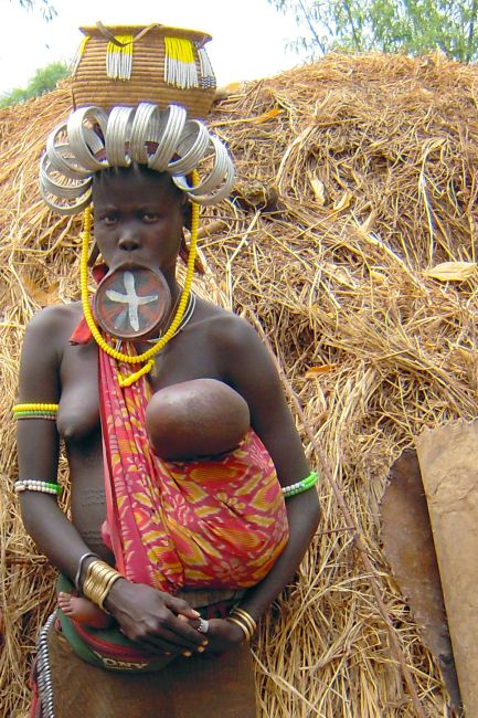Zdjęcia: Wioska plemienia Mursi, pd. Etiopia, Park Narodowy Mago, Kobieta plemienia Mursi, ETIOPIA Zdjęcia: Wioska plemienia Mursi, pd. Etiopia, Park Narodowy Mago, Kobieta plemienia Mursi, ETIOPIA