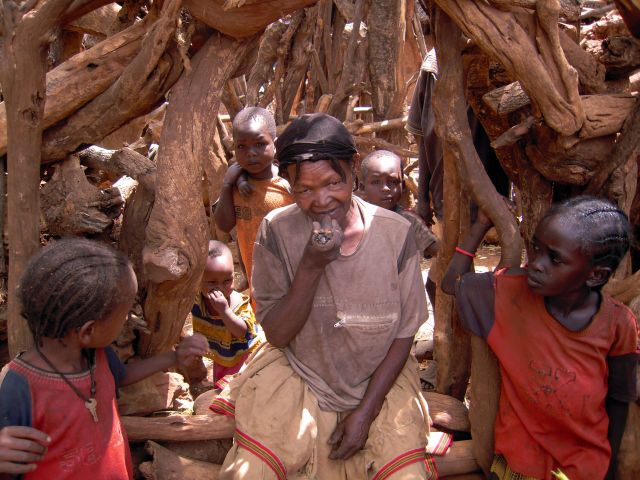 Zdjęcia: Wioska plemienia Konso, pd. Etiopia, Karat-Konso, Kobieta z fajką, ETIOPIA Zdjęcia: Wioska plemienia Konso, pd. Etiopia, Karat-Konso, Kobieta z fajką, ETIOPIA