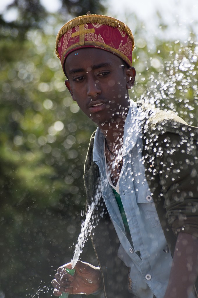 Zdjęcia: Addis Abeba, Addis Abeba, Polewanie święconą wodą, ETIOPIA Zdjęcia: Addis Abeba, Addis Abeba, Polewanie święconą wodą, ETIOPIA