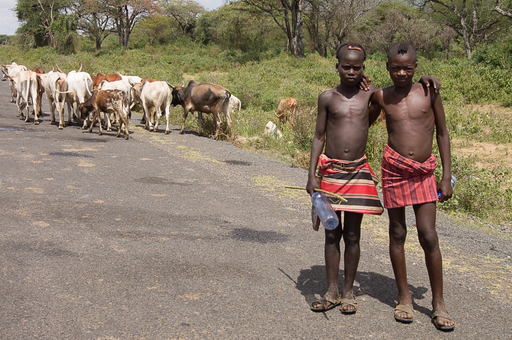 Zdjęcia: droga, Dolina Omo, Pasterze, ETIOPIA Zdjęcia: droga, Dolina Omo, Pasterze, ETIOPIA