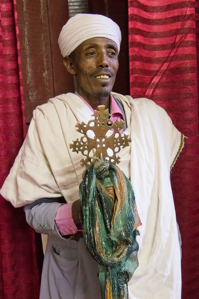 Zdjęcia: Lalibela, Lalibela, Kapłan prezentujący krzyż, ETIOPIA Zdjęcia: Lalibela, Lalibela, Kapłan prezentujący krzyż, ETIOPIA