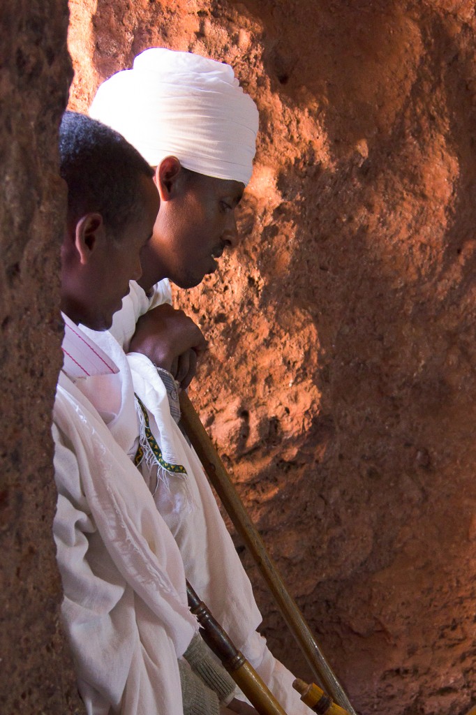 Zdjęcia: Lalibela, Lalibela, Mężczyźni modlacy się w jednym z kościołów Lalibeli, ETIOPIA Zdjęcia: Lalibela, Lalibela, Mężczyźni modlacy się w jednym z kościołów Lalibeli, ETIOPIA