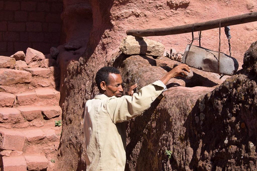 Zdjęcia: Lalibela, Lalibela, Dzwonnik z Lalibeli, ETIOPIA Zdjęcia: Lalibela, Lalibela, Dzwonnik z Lalibeli, ETIOPIA