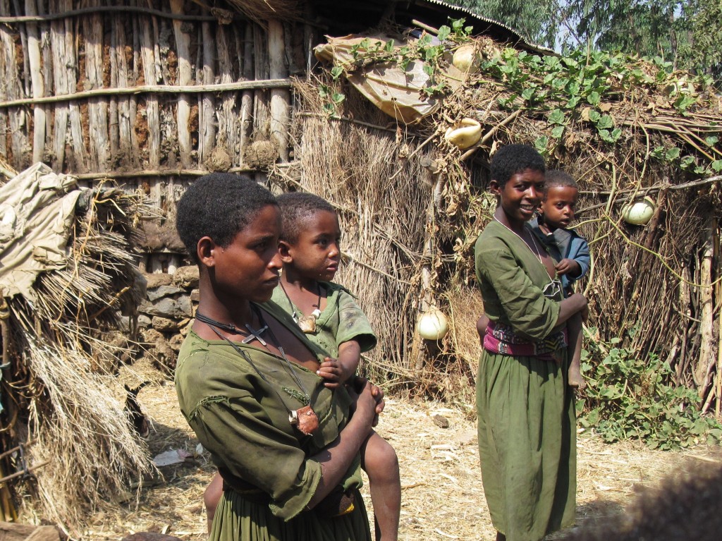 Zdjęcia:  Wioska przed Bahir Darem, Północna Etiopia, Na powitanie gości, ETIOPIA Zdjęcia:  Wioska przed Bahir Darem, Północna Etiopia, Na powitanie gości, ETIOPIA