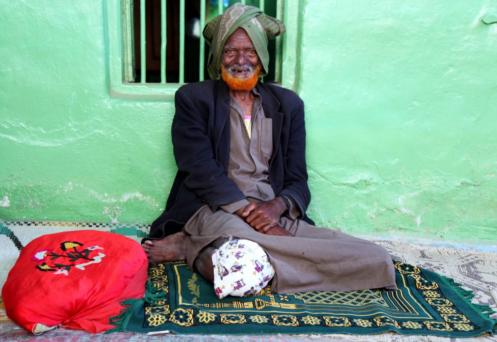 Zdjęcia: Harar, Harari, Przed świątynią, ETIOPIA Zdjęcia: Harar, Harari, Przed świątynią, ETIOPIA