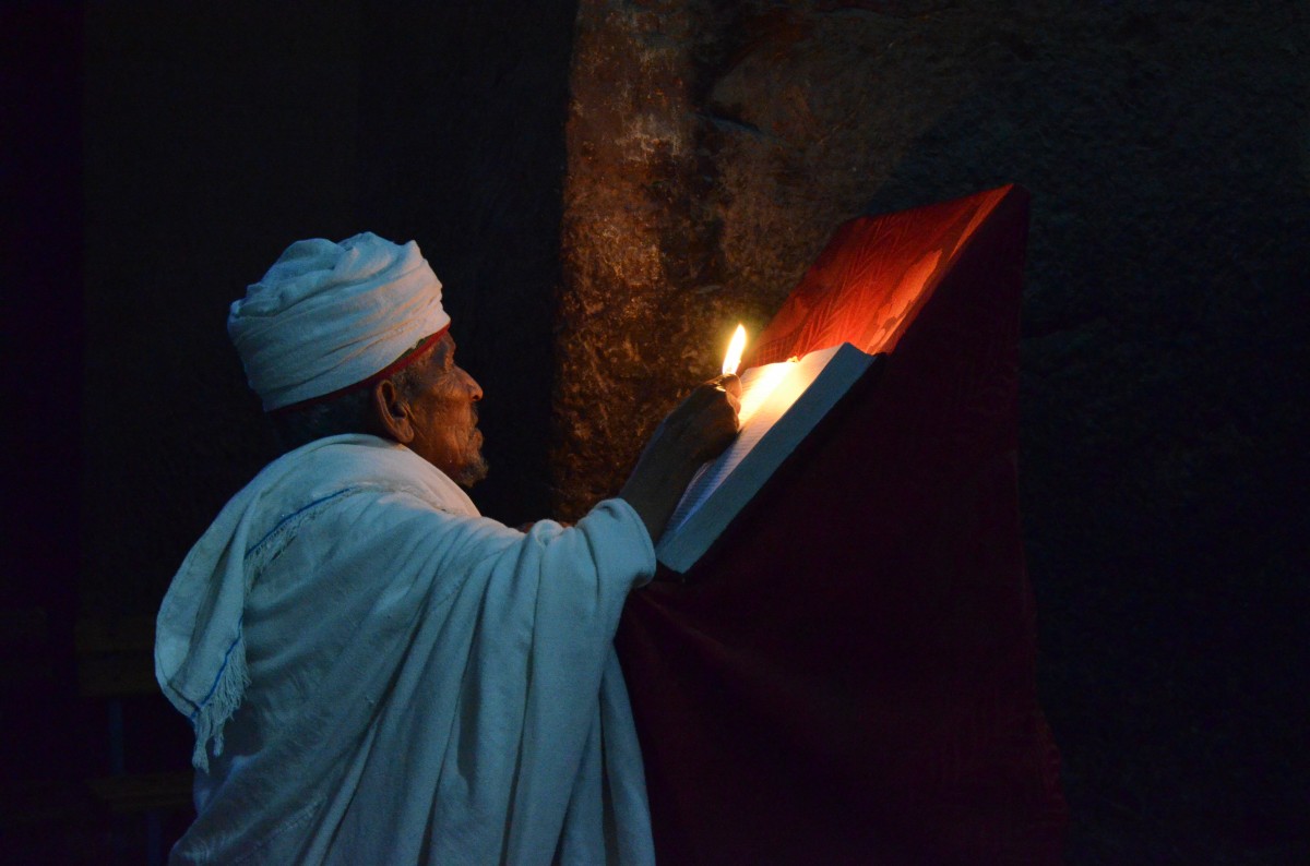 Zdjęcia: Kościół, Lalibela, kapłan, ETIOPIA Zdjęcia: Kościół, Lalibela, kapłan, ETIOPIA