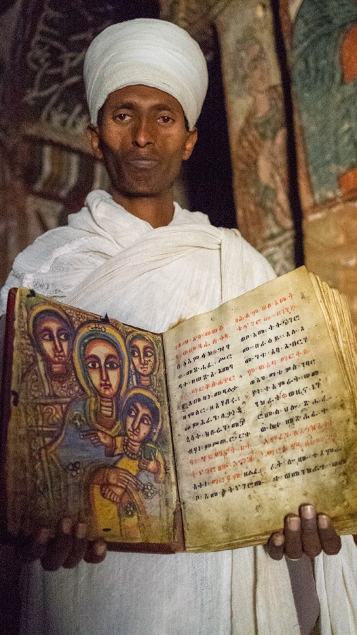 Zdjęcia: Lalibela, Amhara , 19,Diakon prezentuje księge z X wieku., ETIOPIA Zdjęcia: Lalibela, Amhara , 19,Diakon prezentuje księge z X wieku., ETIOPIA