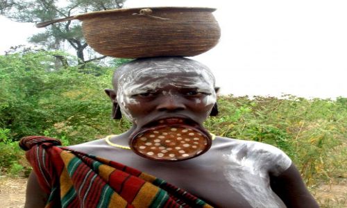 Zdjecie ETIOPIA / Pd. Etiopia / Wioska plemienia Mursi w Parku Narodowym Mago / Kobieta z plemienia Mursi
