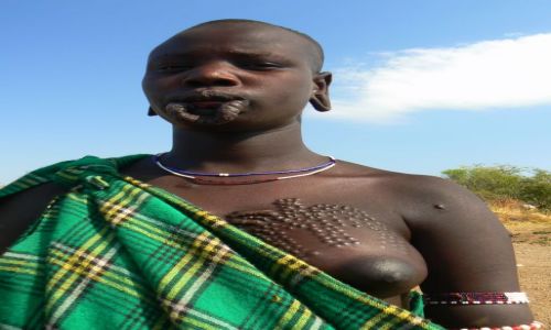 Zdjecie ETIOPIA / - / Dolina Omo / Mursi'anka z bliznami po rytualnych ranach.