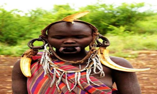 Zdjcie ETIOPIA / Omo / Bodu / Upikszanie si.