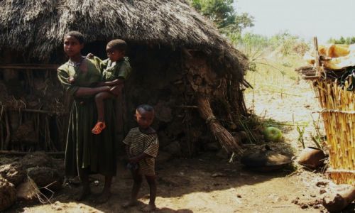Zdj�cie ETIOPIA / Deber Markos / W wiosce ludu Ambhara / Przed domem