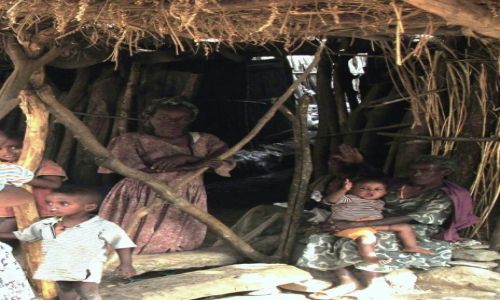 Zdjęcie ETIOPIA / Bahyr Dar / W wiosce  / Przed domem