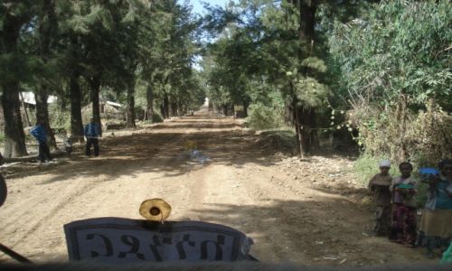 Zdjcie ETIOPIA / Amhara / droga Debark - May Tsemre / Sytuacje na drogach (5)