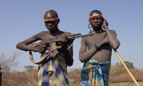 Zdjecie ETIOPIA / Dolina Omo / wioska Mursi / Mczyni
