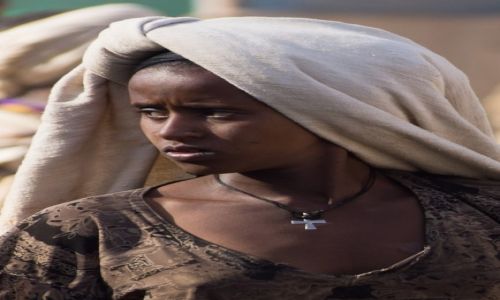 Zdjecie ETIOPIA / 50 km na pd od Addis Abeby / targ w miasteczku / Mieszkanka rodkowej Etiopii