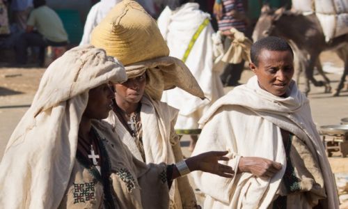 Zdjecie ETIOPIA / 50 km na pd od Addis Abeby / targ w miasteczku / Kobiety w strojach tradycyjnych