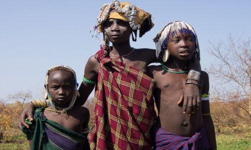 Zdjcie ETIOPIA / Dolina Omo / wioska Mursi / Dziewczynki z plemienia Mursi