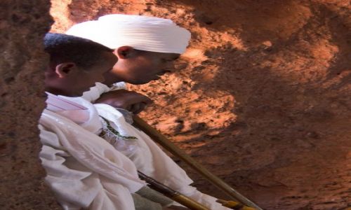 Zdjecie ETIOPIA / Lalibela / Lalibela / Mczyni modlacy si w jednym z kociow Lalibeli