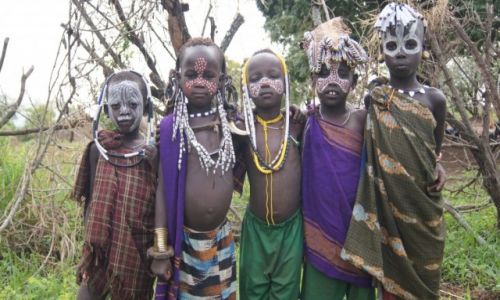 Zdjecie ETIOPIA / Dolina omo / Wioska / Wesola gromadka