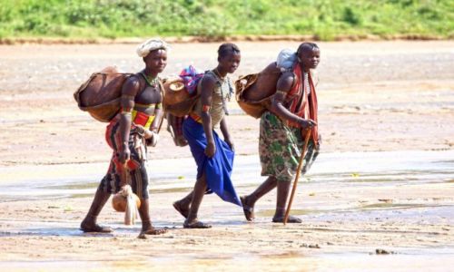 Zdjecie ETIOPIA / Dolina Omo / Dolina Omo / Przeprawa przez rzek
