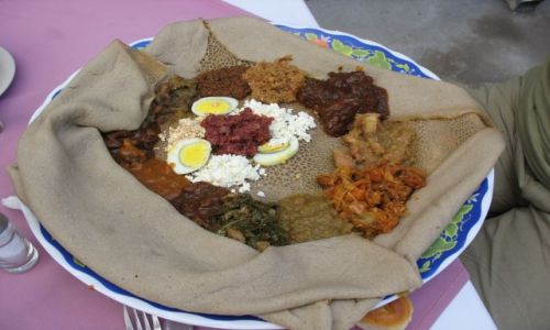 Zdjecie ETIOPIA / - / W Aksum chyba? / Indera (injera) - etiopskie danie w wersji 