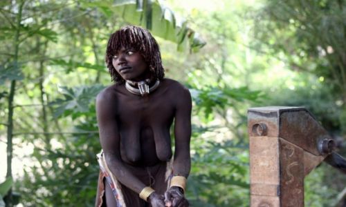 Zdjecie ETIOPIA / Omo / Omo / Pranie w dolinie Omo