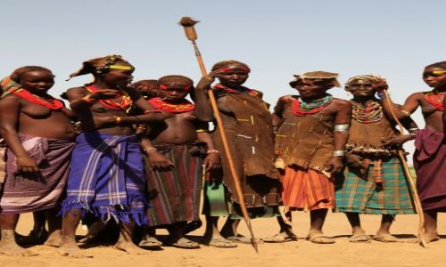 Zdjcie ETIOPIA / Dolina Omo / Wioska Dasench / Modzie i starszyzna plemienna