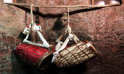 Zdjecie ETIOPIA / Lalibela / witynia Debre Sina - Mika'el / Instrumenty muzyczne uywane podczas liturgii