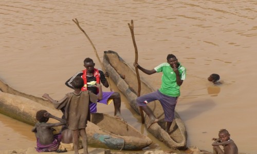Zdjęcie ETIOPIA / DOLINA OMO / Rzeka OMO / Przeprawa przez rzekę OMO w dłubankach