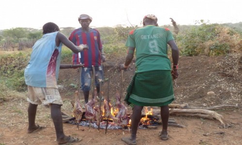 Zdjecie ETIOPIA / DOLINA OMO / WIOSKA HAMERW / Koza na kolacj w wiosce Hamer