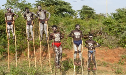 Zdjcie ETIOPIA / Dolina Omo / WIOSKA KARO / WIOSKA KARO - szczudlarze