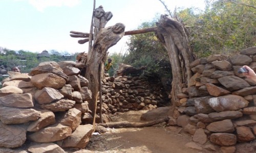 Zdjcie ETIOPIA / DOLINA OMO / Meczeke / Brama do wioski Meczeke