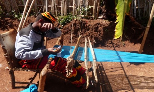 Zdjcie ETIOPIA / DOLINA OMO / Dorze / Tkanie materiau  - wioska Dorze