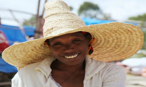 Zdjcie ETIOPIA / Po drodze do Arba Minch / Targowisko w Adadi  / Pani w kapeluszu