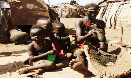 Zdjcie ETIOPIA / Dolina Omo / Wioska Dasench  / W oczekiwaniu na posiek