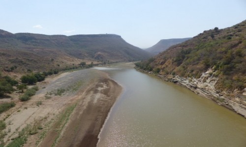 Zdjecie ETIOPIA / Pnoc / Dolina Bkitnego NIlu / Bekitny Nil w dolinie midzy grami