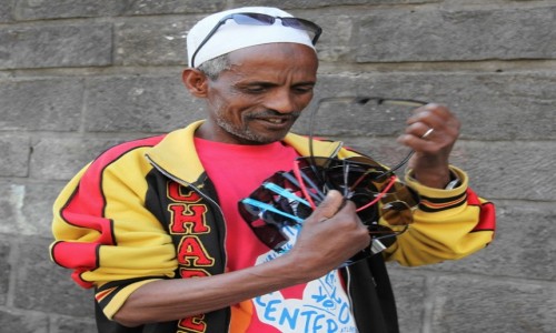 Zdjcie ETIOPIA / Addis Abeba / Merkato  / Sprzedawca okularw